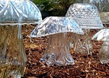 Les gens recyclent de la vieille verrerie en superbes champignons de jardin en verre