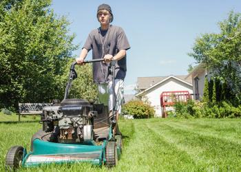 Cette école récompense les étudiants lorsqu&rsquo;ils font des travaux de jardinage pour les personnes âgées et les personnes handicapées