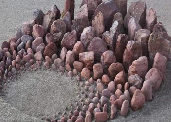 Un artiste arrange des pierres dans de superbes motifs sur la plage, il trouve cela très thérapeutique (30 photos)