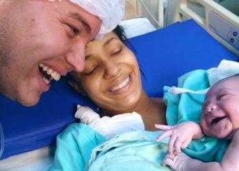 Un nouveau-né accueille papa avec un sourire radieux à l&rsquo;instant où elle reconnaît sa voix