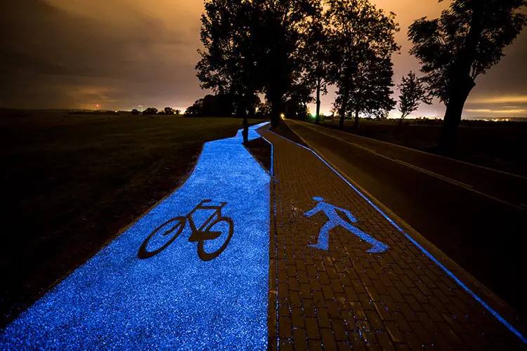 La Pologne inaugure une piste cyclable qui-brille-dans-le-noir chargée par le soleil Piste-cyclable-pologne2