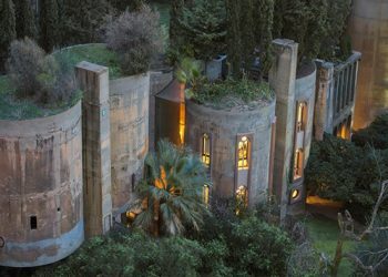 Un architecte transforme une ancienne cimenterie pour en faire sa maison, et l&rsquo;intérieur est à couper le souffle