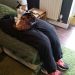 Un couple réconforte son chat super collant avec des faux « genoux ».