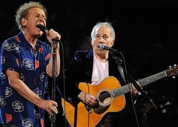 Même après 53 ans, Simon & Garfunkel interprètent « Sound Of Silence » comme eux seuls savent le faire