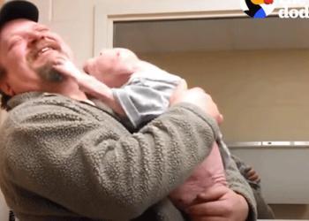 Un chiot devient fou de joie quand l&rsquo;homme qui lui a sauvé la vie se présente pour l&rsquo;adopter.