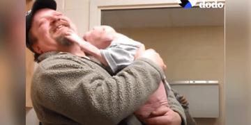 Un chiot devient fou de joie quand l’homme qui lui a sauvé la vie se présente pour l’adopter.