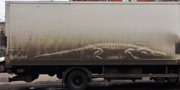 Des propriétaires de voitures sales retrouvent leurs voitures « vandalisées » avec des dessins étonnants