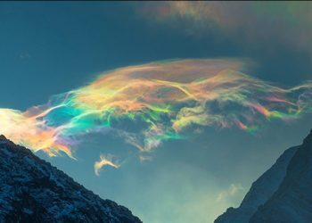 De magnifiques nuages iridescents capturés lors d&rsquo;une rare observation sur un pic sibérien