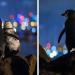 Un photographe prend en photo deux pingouins veufs regardant ensemble la ligne d&rsquo;horizon de Melbourne