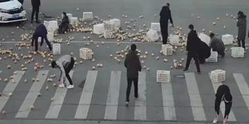 Un accident provoque un déversement massif de fruits, mais des conducteurs amicaux viennent à l&rsquo;aide.