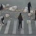 Un accident provoque un déversement massif de fruits, mais des conducteurs amicaux viennent à l’aide.