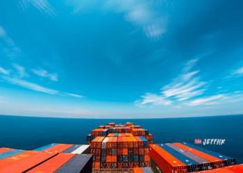 Timelapse incroyable en 4K d&rsquo;un voyage de 30 jours d&rsquo;un cargo de la mer Rouge à Hong Kong