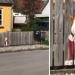 Une famille peint la clôture où leur chien aime passer la tête
