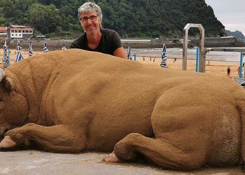 Un artiste crée des sculptures de sable détaillées que vous pourriez facilement confondre avec des animaux vivants si vous les voyiez de loin
