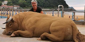 Un artiste crée des sculptures de sable détaillées que vous pourriez facilement confondre avec des animaux vivants si vous les voyiez de loin
