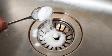 Versez toujours du sel dans votre drain la nuit, voici ce qui se passe !