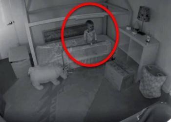 La maman est inquiète de voir son bébé disparaître systématiquement de son berceau, alors elle installe une caméra de sécurité pour comprendre