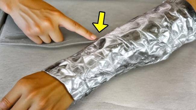 Enroulez du papier aluminium autour de votre bras. Vous me remercierez plus tard !