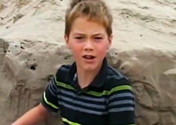 Un garçon de 11 ans trouve une fille enterrée dans le sable. Voici ce qui s&rsquo;est passé…