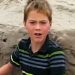 Un garçon de 11 ans trouve une fille enterrée dans le sable. Voici ce qui s’est passé…