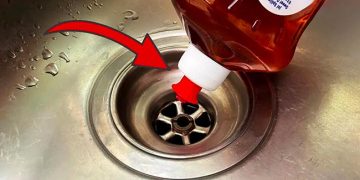 Astuce secrète de plombier : déboucher un drain en quelques secondes (très simple)