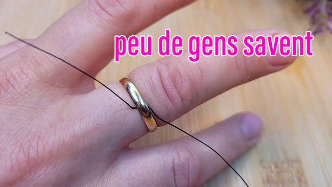 Un médecin m’a montré comment enlever la bague coincée sur mon doigt