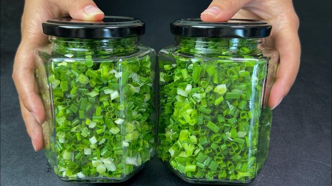 Conserver des oignons verts est si simple. Ils restent frais pendant un an, et vous pouvez les prendre au fur et à mesure, sans gaspillage et avec une grande commodité.