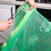 Pas besoin de frotter, mettez la grille du four dans un sac : elle redevient comme neuve