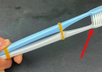 Je viens de découvrir aujourd&rsquo;hui qu&rsquo;en attachant deux vieilles brosses à dents ensemble, on obtient un résultat incroyable qui résout les soucis de beaucoup de gens.