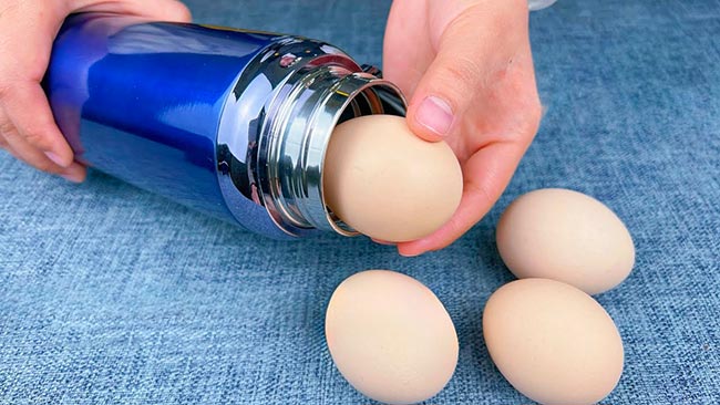 Mettre des œufs dans un thermos, c’est vraiment incroyable. Je ne savais pas que c’était aussi efficace. Essayez-le vite !