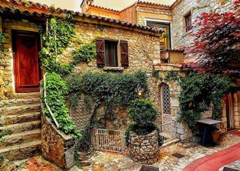 Èze – Le magnifique village médiéval du sud de la France – Un village à l&rsquo;architecture unique | Visite en vidéo