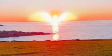 Un photographe amateur a capturé une photo d’un coucher de soleil prenant la forme d’un ange avec des ailes