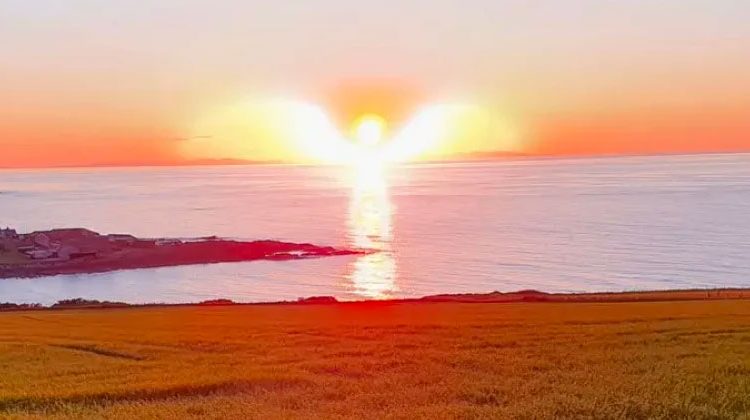 Un photographe amateur a capturé une photo d&rsquo;un coucher de soleil prenant la forme d&rsquo;un ange avec des ailes