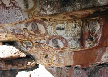 Une peinture rupestre aborigène de 5000 ans représentant les « Wandjina ». Connus sous le nom d&rsquo; « êtres du ciel »