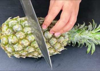 Aujourd&rsquo;hui, j&rsquo;ai appris qu&rsquo;il est très simple de couper un ananas. Pas besoin d&rsquo;enlever les yeux ni de le peler, c&rsquo;est rapide, facile et le résultat est joli. C&rsquo;est vraiment très pratique.