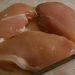 Une femme partage une astuce qui change la donne pour retirer les tendons blancs des filets de poulet