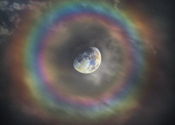 Une image saisissante montre la lune entourée d&rsquo;un arc-en-ciel céleste, la lumière réfléchie par sa surface argentée étant diffractée par les particules d&rsquo;eau dans l&rsquo;air