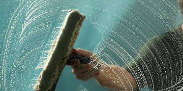 Une femme partage son astuce secrète pour des fenêtres brillantes et sans traces !