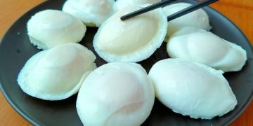 Ne mettez pas les œufs au plat directement dans la poêle. Voici une astuce simple et rapide pour des œufs parfaits, ronds et jolis, sans échec
