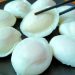 Ne mettez pas les œufs au plat directement dans la poêle. Voici une astuce simple et rapide pour des œufs parfaits, ronds et jolis, sans échec