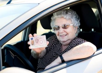 À 80 ans, elle décroche enfin son permis après 960 échecs et une somme astronomique dépensée