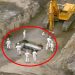 Un excavateur fait éclater une roche, puis les mineurs découvrent quelque chose de choquant