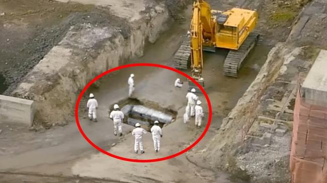 Un excavateur fait éclater une roche, puis les mineurs découvrent quelque chose de choquant