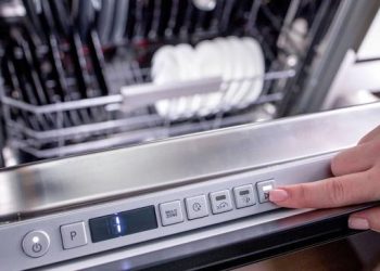Lave-vaisselle : ce bouton magique réduit de moitié notre consommation d&rsquo;électricité
