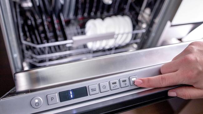 Lave-vaisselle : ce bouton magique réduit de moitié notre consommation d’électricité