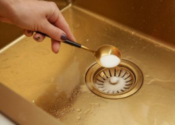 Une astuce naturelle et redoutable pour déboucher vos canalisations