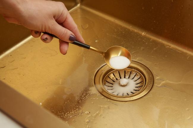 Une astuce naturelle et redoutable pour déboucher vos canalisations