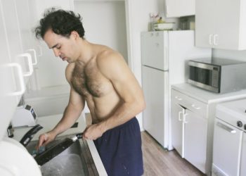 Plus un mari fait de tâches ménagères, plus le risque de divorce augmente