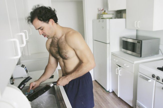 Plus un mari fait de tâches ménagères, plus le risque de divorce augmente