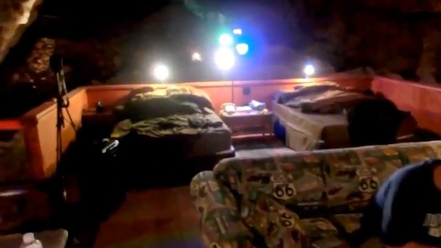 L'intérieur de la suite d'hôtel souterraine aménagée dans la caverne